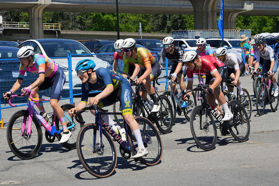 Cyclists in the peloton entering a corner turn.